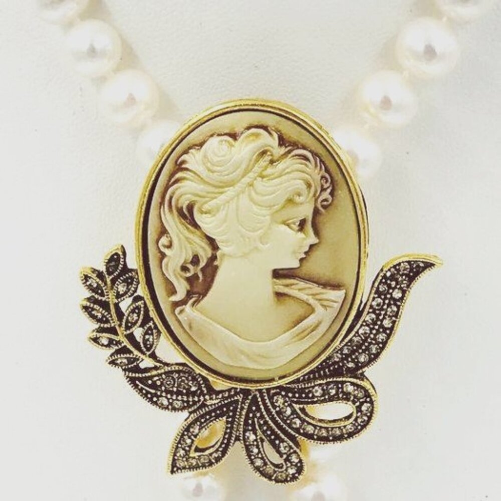 CAMEO BROOCH BOW BROWN CRYSTAL GLASS RHINESTONE GOLDTONE METAL